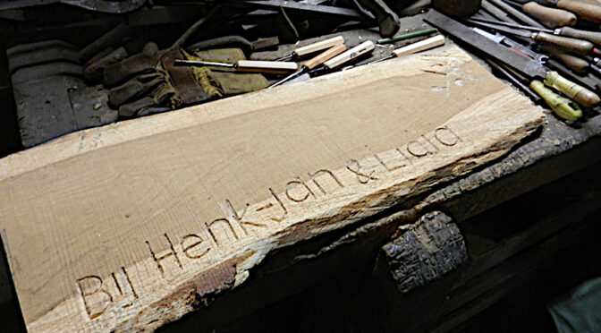 Letters snijden in hout.